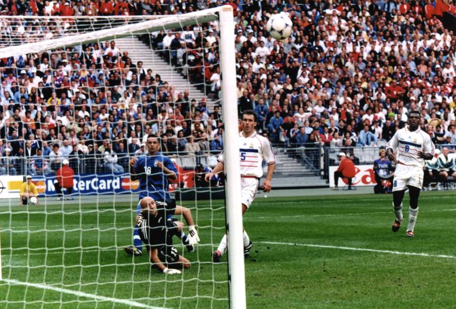 Nel 1998 Baggio disputa il suo terzo Mondiale in Francia e nei quarti di finale, qui nella foto, una sua conclusione al volo sfiora la porta difesa da Fabien Barthez. La partita si concluder con la vittoria francese ai calci di rigore (Ap) 